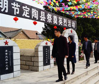 红色公益活动——组织镇村党员到县烈士陵园开