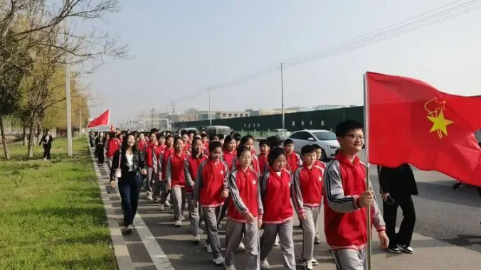 ​【全环境立德树人】传承红色基因，争做强国少年&mdash;&mdash;定陶区第四实验小学清明节系列活动之走进烈士陵园